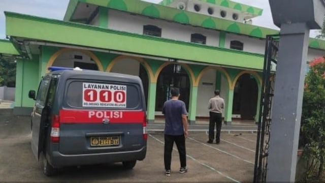 Anggota Polsek Sawangan melakukan olah TKP di Masjid Jami Mambaul Irfan, Kelurahan Pengasinan, Kecamatan Sawangan, Sabtu (12/12). Foto: Dok. Istimewa