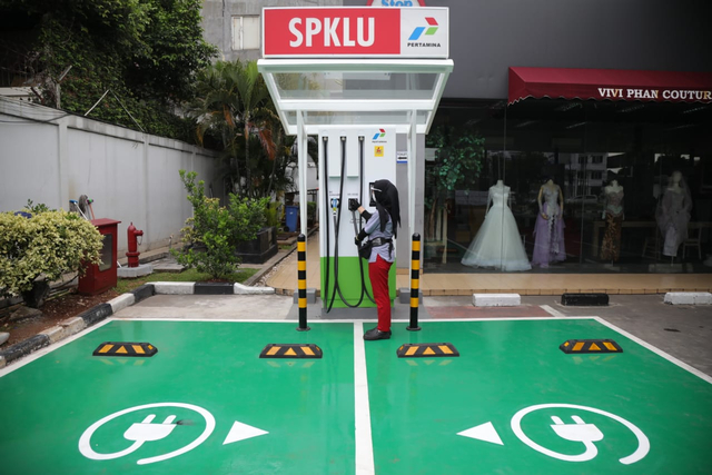 Petugas menunjukan cara pengisian daya listrik untuk kendaraan bermotor di Stasiun Pengisian Kendaraan Listrik Umum (SPKLU) komersial pertama PT Pertamina (Persero) di Fatmawati, Jakarta Selatan. Foto: Aditia Noviansyah/kumparan