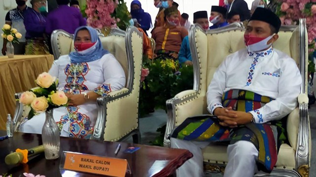 KASMARNI (kiri) dan Bagus Santoso (kanan), saat mendaftar ke KPU Bengkalis, Riau, sebagai Bupati dan Wakil Bupati. 
