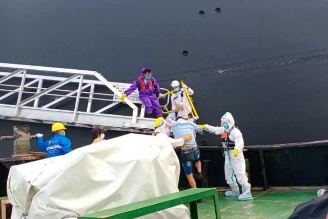 Petugas Basarnas mengevakuasi ABK asal Filipina yang mengalami sakit di tengah laut dalam pelayaran dari Uni Emirat Arab menuju Jepang, Sabtu (12/12). Foto: Dok. Basarnas Banda Aceh