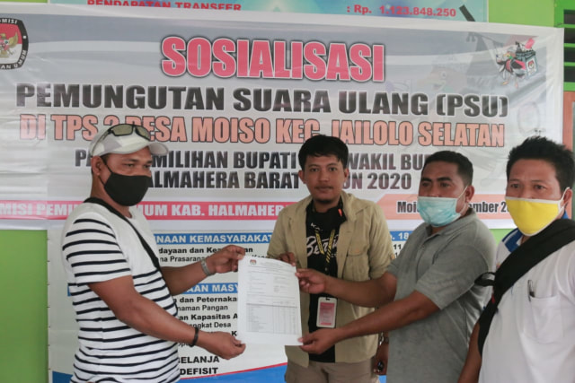 KPU Halmahera Barat saat menyerahkan logistik di Desa Moiso. Foto: Zulfikar Saman/cermat