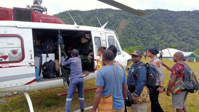 Penjemputan logistik dengan helikopter di distrik terjauh Kabupaten Nabire. (Dok Polda Papua)