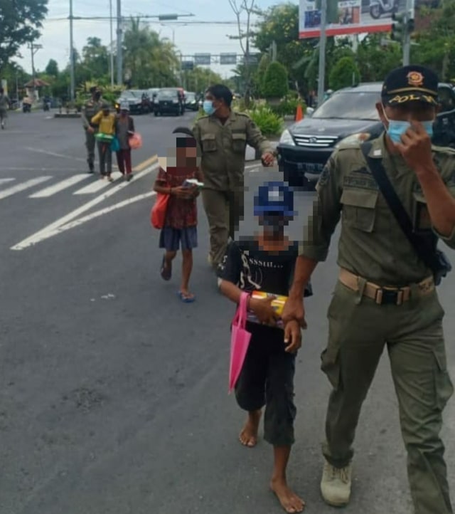 Satpol PP Denpasar berusaha melakukan pendekatan humanis menangani bocah penjual tisu - IST