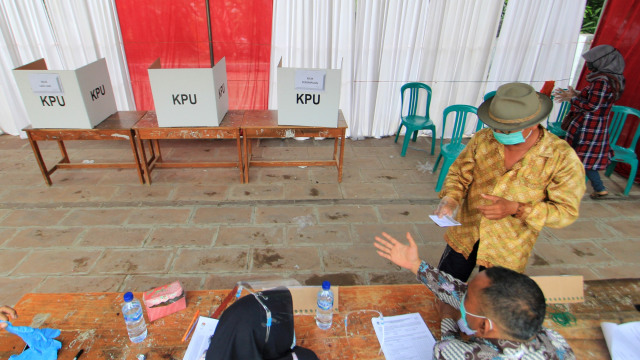 Warga menggunakan hak pilihnya saat pelaksanaan Pemungutan Suara Ulang (PSU) di TPS 07 desa Tugu Kidul, Sliyeg, Indramayu, Jawa Barat, Minggu (13/12). Foto: Dedhez Anggara/ANTARA FOTO