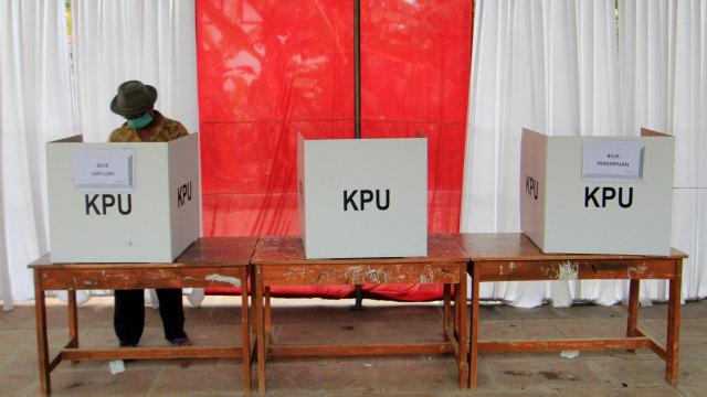 Warga menggunakan hak pilihnya saat pelaksanaan Pemungutan Suara Ulang (PSU) di TPS 07 desa Tugu Kidul, Sliyeg, Indramayu, Jawa Barat, Minggu (13/12). Foto: Dedhez Anggara/ANTARA FOTO