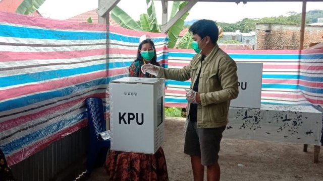 Pelaksanaan pemungutan suara ulang di TPS 19, Kelurahan Karema, Mamuju, Sulawesi Barat. Foto: Awal Dion/sulbarkini