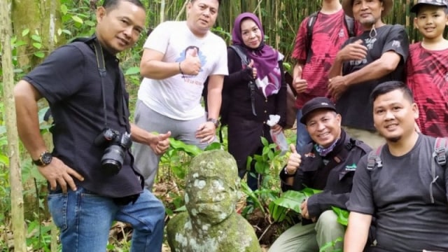 Paranomic of Lahat dan Disdikbud Lahat saat meninjau temuan arca manusia di Desa Rindu Hati Kecamatan Gumay Ulu Kabupaten Lahat, Sabtu (28/11).
 Foto: HO/ANTARA