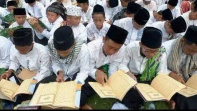 Santri sedang membaca kitab muning. Sumber : moeslimchoice.com