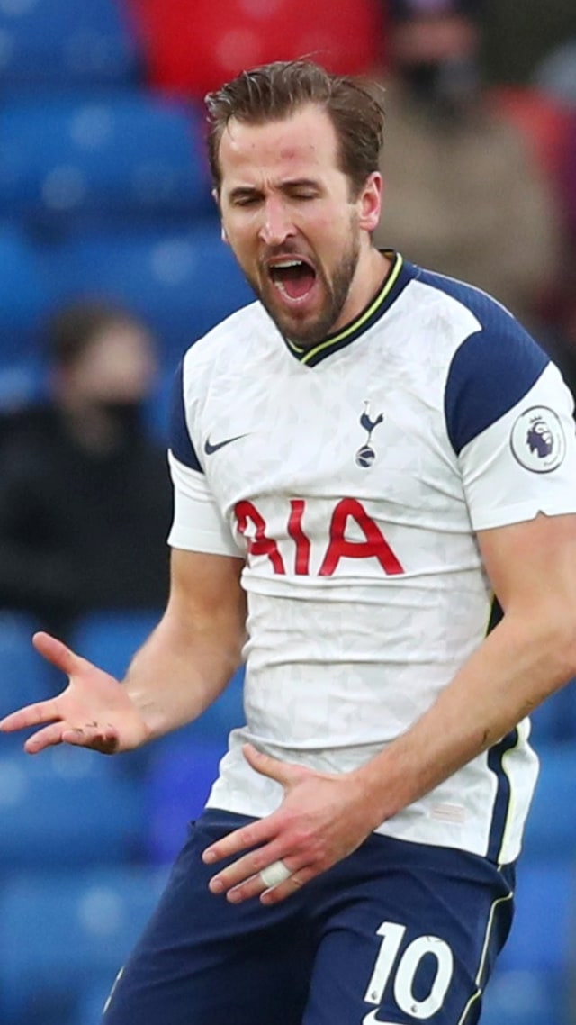 Harry Kane dari Tottenham Hotspur berselebrasi usai mencetak gol pertama mereka di Selhurst Park, London, Inggris, Minggu (13/12). Foto: Pool via REUTERS/Clive Rose