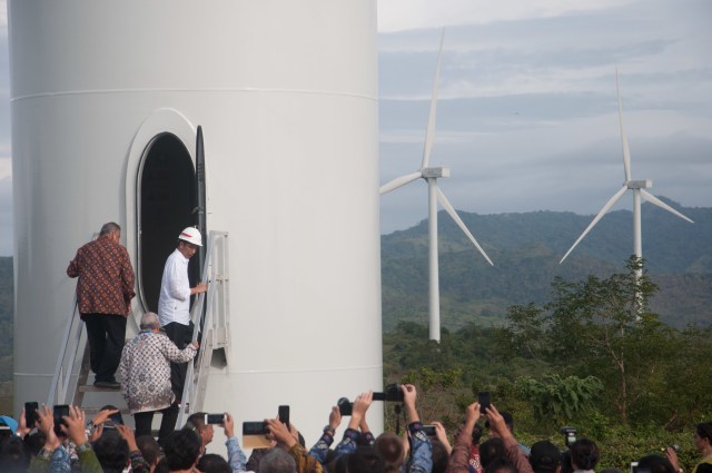 Presiden Joko Widodo masuk melihat turbin angin saat meresmikan PLTB Sidrap pada 2 Juli 2018. Saat ini Pemerintah Kabupaten Sidrap tengah mengembangkan pusat pariwisata di lokasi tersebut. 