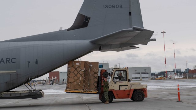 Freezer khusus untuk vaksin penyakit coronavirus (COVID-19), menuju wilayah utara, dimuat ke dalam pesawat angkut dekat Bandara Ottawa di Ottawa, Ontario, Kanada. Foto: CPL MATTHEW TOWER via REUTERS