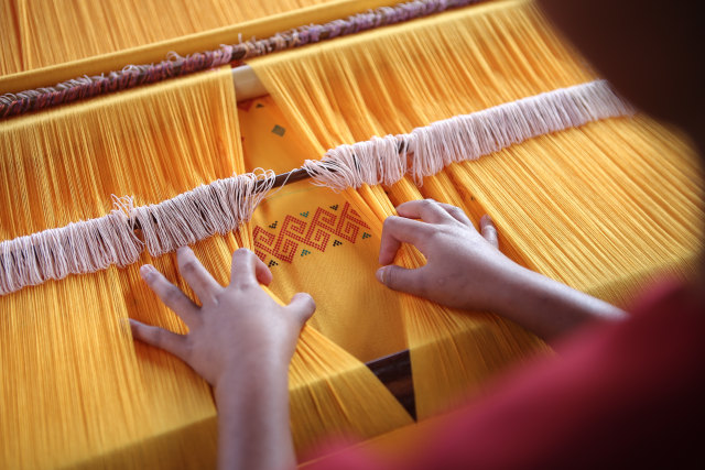 Contoh kerajinan tekstil tradisional. Foto: Unsplash.