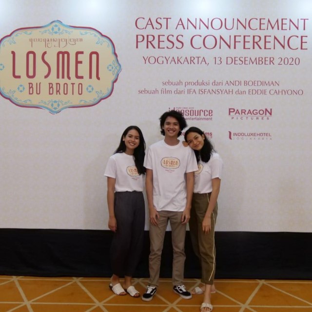 Maudy Ayunda, Baskara Mahendra, dan Putri Marino membintangi film Losmen Bu Broto. Foto: Dok. Paragon Pictures