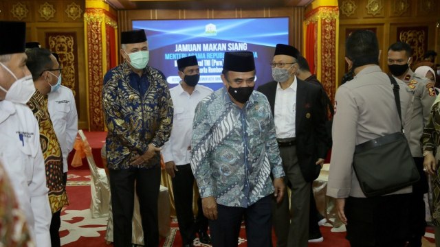 Menteri Agama (tengah) bersama Gubernur Aceh dan sejumlah pejabat lainnya menggunakan masker saat pertemuan di Banda Aceh. Foto: Abdul Hadi