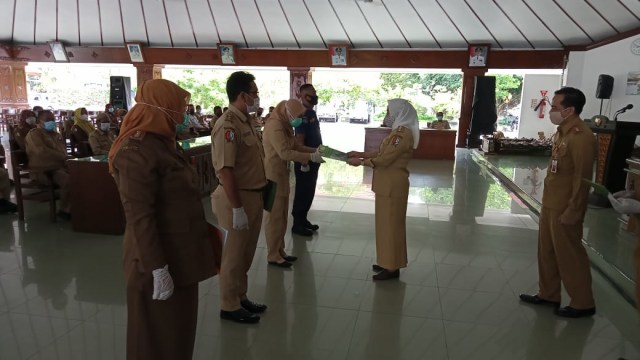 Bupati Bojonegoro, Dr Hj Anna Muawanah saat secara simbolis serahkan SK Kenaikan Pangkat kepada perwakilan ASN Pemkab Bojonegoro. Senin (14/12/2020) (foto: dani/beritabojonegoro)