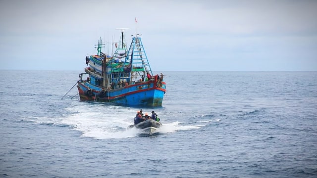 TNI AL saat mengamankan kapal asing Vietnam pencuri ikan di Perairan Natuna. Foto: Dok. Istimewa