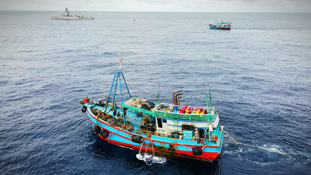 TNI AL saat mengamankan kapal asing Vietnam pencuri ikan di Perairan Natuna. Foto: Dok. Istimewa