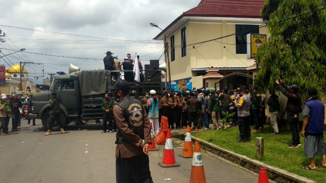 Massa yang mengaku pendukung Habib Rizieq datangi Polres Tasikmalaya, Senin (14/12). Foto: Dok. Istimewa