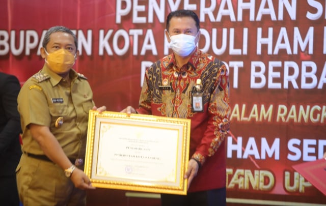Quattrick, Pemkot Bandung Raih Penghargaan Kota Peduli HAM   