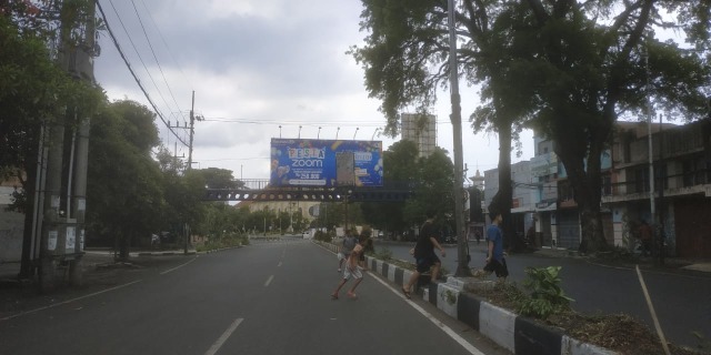 Ruas jalan protokol Basuki Rahmat di Kota Malang tampak lengang sejak ditutup karena proyek pembangunan Kayutangan Heritage. Foto : Azmy.