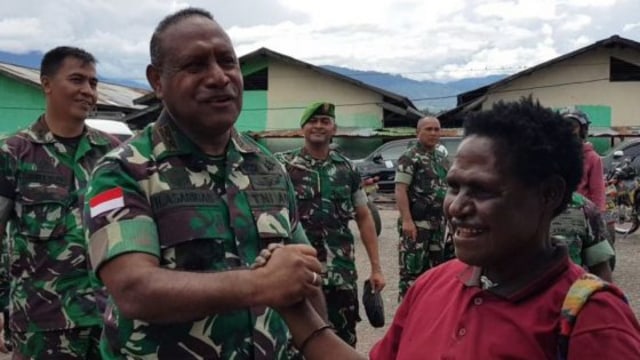 Wakasad, Letjen TNI Herman Asaribab, bersama pedagang asli Papua di Pasar Wamena. Kunjungan ini dilakukan  saat menjabat sebagai Pangdam Cenderawasih. (Dok Pendam Cenderawasih)