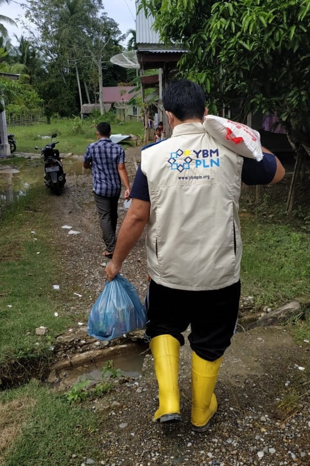Relawan menyalurkan bantuan ke lokasi terdampak banjir di Aceh Utara. Foto: Dok. Mukhtar Juned/PLN