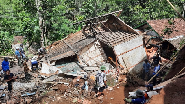 Rumah milik Sudinta (75) dan Engkom (65) yang tertimbun longsor di Tasikmalaya, Jawa Barat. Foto: Dok. Istimewa