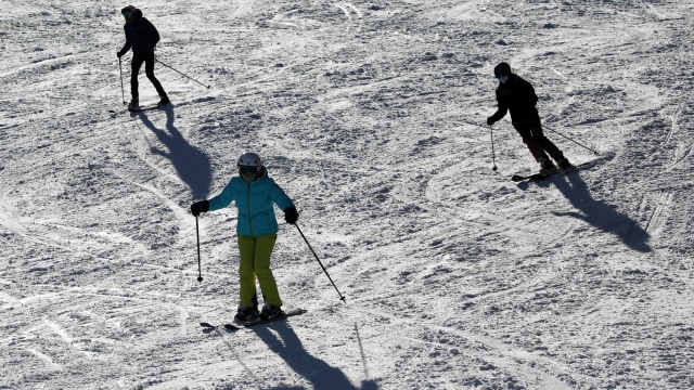 Ilustrasi bermain ski. Foto: Albert Gea/REUTERS