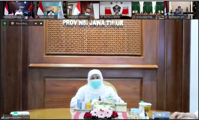 Gubernur Jawa Timur Khofifah Indar Parawansa pada Rapat Koordinasi Penanganan Covid-19 secara virtual, Senin (14/12). Foto: Kemenko Bidang Kemaritiman dan Investasi