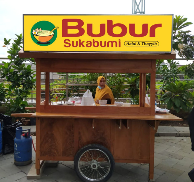 Bubur ayam Sukabumi 'Kelingan Mantan' miliki filosofi tersendiri bagi sang owner, Puspo Wardoyo yakni terinspirasi dari dua orang mantannya yang asli Sukabumi