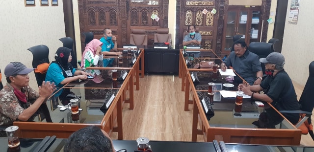 Sejumlah perwakilan pedagang Pasar Pepedan, Kecamatan Dukuhturi mengadu ke Komisi II DPRD Kabupaten Tegal terkait rencana kenaikan tarif kios dan los, Senin (14/12)