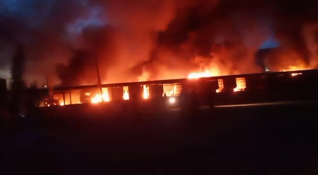 Puluhan fasilitas milik perusahaan dibakar demonstran yang kecewa karena tidak ditemui oleh manajemen PT VDNI. Foto: Tangkapan layar video.