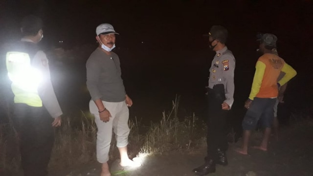 Aparat saat lakukan olah TKP, jebolnya tanggul Kali Ingas (afvoer) di Desa Kedungprimpen Kecamatan Kanor Kabupaten Bojonegoro. Senin (14/12/2020) malam. (foto: Istimewa)