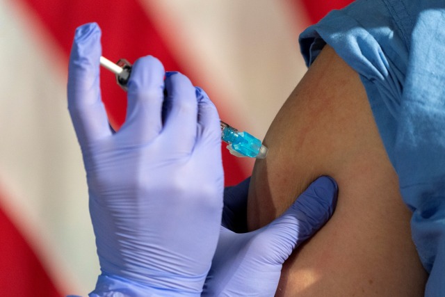 Ilustrasi vaksinasi COVID-19 dosis keempat. Foto: Jacquelyn Martin/Pool/REUTERS