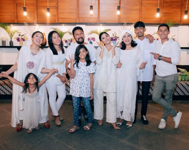 Keluarga Besar Lydia Kandou. foto: instagram @lydiakandou