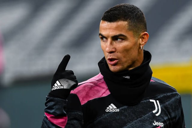 Moment Cristiano Ronaldo sedang menjalani pemanasan jelang pertandingan Serie A antara Genoa vs Juventus di Stadio Luigi Ferraris, 13 Desember 2020. Foto: aolo Rattini/Getty Images