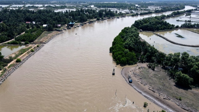 Muara sungai yang dangkal menjadi salah satu penyebab banjir di Aceh Utara. Foto: Dok. Laung/TNI 