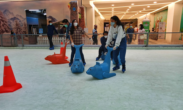 Wahana ice skating di Grand City Mall memyambut libur Nataru. Foto-foto: Masruroh/Basra﻿