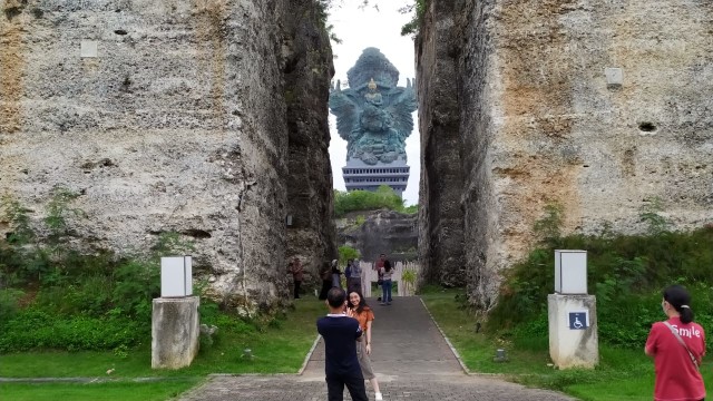 Sejumlah tempat wisata di Bali sebenarnya sudah mulai bersiapa menyambut tamu akhir tahun, seperti di kawasan GWK ini - ACH