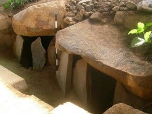 Bangunan berupa meja batu yang berfungsi sebagai tempat persembahan untuk memuja arwah leluhur pada zaman megalithikum disebut