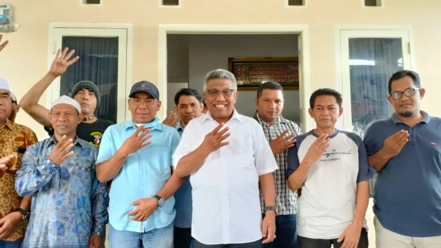 M Yamin Tawary bersama para tim dan relawan saat konferensi pers di rumahnya, Ternate. Foto: Rajif Duchlun/cermat