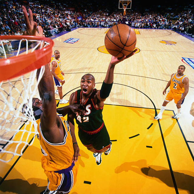 Vin Baker saat melakukan tembakan ke ring Los Angeles Lakers pada Game Empat dari Semifinal Wilayah Barat di pertandingan Seattle Supersonics vs Los Angeles Lakers di Great Western Forum di Inglewood, 10 Mei 1998. Foto: Getty Images