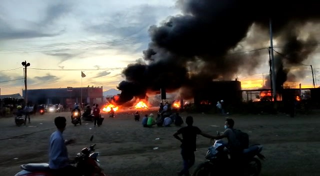 Sejumlah fasilitas di bakar massa saat aksi demonstrasi di PT VDNI. Foto: Tangkapan layar video.