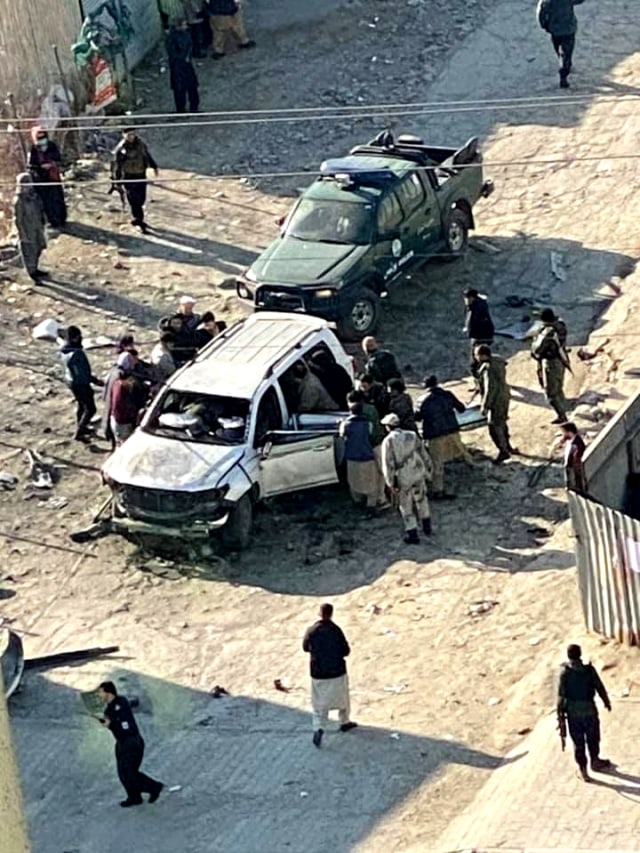 Pejabat keamanan Afghanistan memeriksa mobil yang diledakkan di Kabul, Afghanistan, Selasa (15/12). Foto: Omar Sobhani/REUTERS