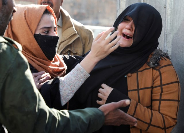 Seorang wanita Afghanistan menangis di lokasi ledakan bom setelah dia mendengar kerabatnya termasuk di antara para korban, di Kabul, Afghanistan, Selasa (15/12). Foto: Omar Sobhani/REUTERS