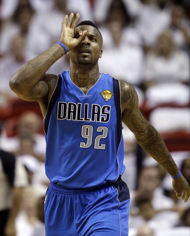DeShawn Stevenson melakukan selebrasi khasnya saat membela Dallas Mavericks. Foto: David J. Phillip/AP Photo