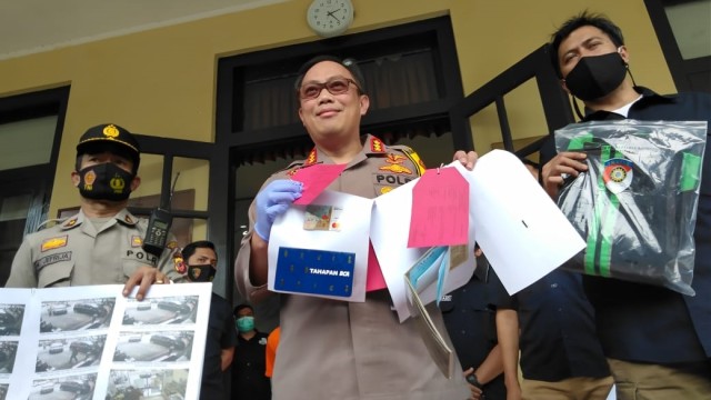 Konferensi pers kasus pencurian dengan modus menggembosi ban kendaraan di Kota Bandung, di Mapolrestabes Bandung, Selasa (15/12). Foto: Dok. Istimewa