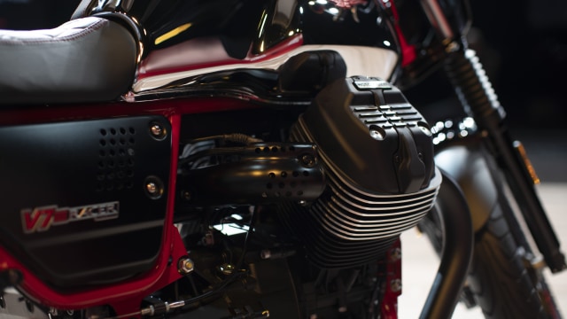 30 Menit Pertama Riding Moge Cafe Racer Moto Guzzi V7 III, Badan Auto Pegal? (22923)