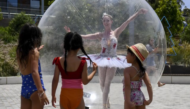 Menari balet dalam gelembung raksasa. Foto: AFP/WILLIAM WEST
