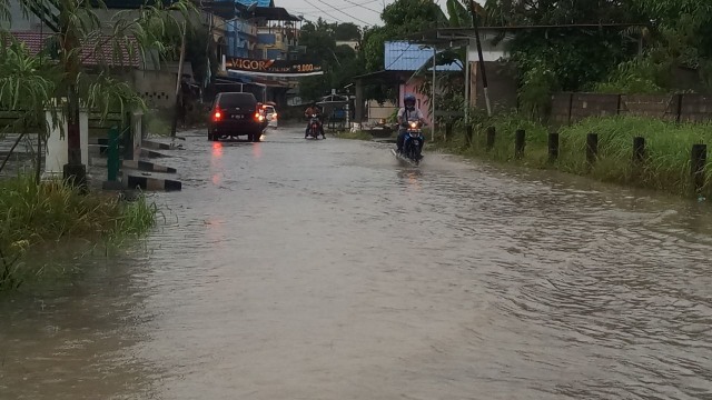 Kondisi banjir yang terjadi di jalan Pelipit, Kelurahan Tanjungbalai, Kecamatan Karimun. Foto: Khairul S/kepripedia.com